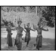 [Escales de l'équipage de l'aviso colonial le "Dumont d'Urville" en Indochine et à Angkor, 1934-1936].