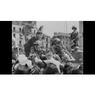 Libération de Rennes : la population fête les libérateurs américains ; quartiers endommagés.