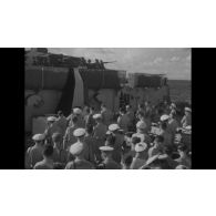 Revue et défilé du 5e RIC à Ceylan avant son départ pour l'Indochine. Embarquement du 5e RIC en rade de Trincomalee.