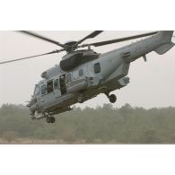 Caracal de l'armée de l'Air lors d'une démonstration dynamique à Mourmelon.