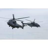 Deux hélicoptères Caracal de l'armée de l'Air lors d'une démonstration dynamique à Mourmelon.