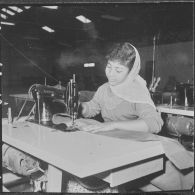 La société de confection de l'ouest algérien SOCOA. Une ouvrière fabrique un paquetage.