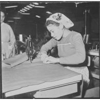 La société de confection de l'ouest algérien SOCOA. Une ouvrière fabrique un paquetage.