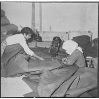 La société de confection de l'ouest algérien SOCOA. Après le découpage de la toile, les bâches sont cousues par des spécialistes.