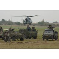 Moto de circulation, VAB, hélicoptère Caracal et véhicule VLRA SATCP Mistral en démonstration dynamique à Mourmelon.
