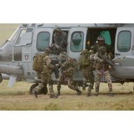 Démonstration d'une mission RESCO par des éléments du CPA 20 appuyé par un Caracal lors des présentations de l'armée de Mourmelon.