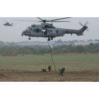 Démonstration d'une mission RESCO par des éléments du CPA 20 appuyé par un Caracal lors des présentations de l'armée de Mourmelon.