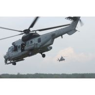 Démonstration d'une mission RESCO par des éléments du CPA 20 appuyé par un Caracal lors des présentations de l'armée de Mourmelon.