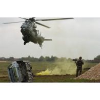 Démonstration d'une mission RESCO par un Caracal et le CPA 20 lors des présentations de l'armée de Mourmelon.