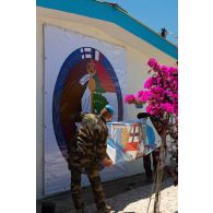 Des casques bleus retirent l'insigne Daman 48 à Deir Kifa, au Sud-Liban.