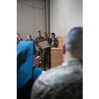 Le colonel Christophe de Ligniville du 1er régiment de hussards parachutistes (RHP) remet un cadeau au lieutenant général espagnol Aroldo Lazaro Saenz à Deif Kifa, au Sud-Liban.