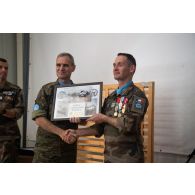 Le colonel Christophe de Ligniville du 1er régiment de hussards parachutistes (RHP) remet un cadeau au lieutenant général espagnol Aroldo Lazaro Saenz à Deif Kifa, au Sud-Liban.