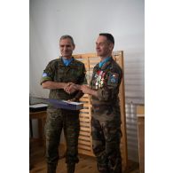 Le colonel Christophe de Ligniville du 1er régiment de hussards parachutistes (RHP) reçoit un cadeau de la part du lieutenant général espagnol Aroldo Lazaro Saenz à Deif Kifa, au Sud-Liban.