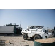 Des soudeurs construisent une structure métallique sur le camp de Deir Kifa, au Sud-Liban.