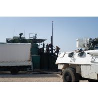 Des soudeurs construisent une structure métallique sur le camp de Deir Kifa, au Sud-Liban.