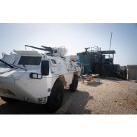 Des soudeurs construisent une structure métallique sur le camp de Deir Kifa, au Sud-Liban.