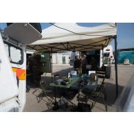 Des techniciens en systèmes d'information et de communication (SIC) déploient un poste de commandement à Deir Kifa, au Sud-Liban.