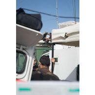 Un technicien en systèmes d'information et de communication (SIC) déploie l'antenne parabolique d'un poste de commandement à Deir Kifa, au Sud-Liban.