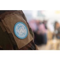 Rondache de l'ONU sur le treillis d'un casque bleu français à Chahabiya, au Sud-Liban.