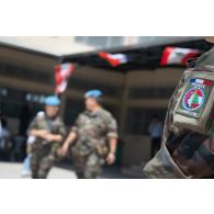 Insigne de la mission Daman 49 sur le treillis du conseiller communication (CONSCOM) à Chahabiya, au Sud-Liban.