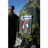 Insigne de la mission Daman 49 sur le treillis d'un casque bleu finlandais sur les rangs pour une cérémonie à Deir Kifa, au Sud-Liban.