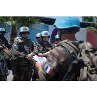 Un commandant d'unité fait l'appel des effectifs pour les assigner aux postes de garde à Deir Kifa, au Sud-Liban.