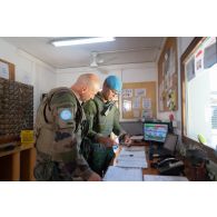 Un officier français relève son homologue finlandais au poste de sécurité de Deir Kifa, au Sud-Liban.