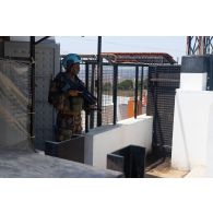 Un casque bleu garde la porte principale du camp de Deir Kifa, au Sud-Liban.