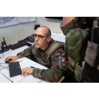 Un soldat travaille au poste de sécurité du camp de Deir Kifa, au Sud-Liban.