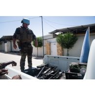 Des casques bleus embarquent les pièces d'une mitrailleuse Browning M2 à l'arrière d'un pick-up à Deir Kifa, au Sud-Liban.