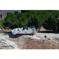 Des casques bleus irlandais progressent à bord de leur blindé Mowag Piranha III-H vers le camp de Nabatieh, au Sud-Liban.