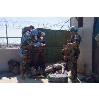 Une équipe médicale française discute avec un médecin polonais pour la prise en charge d'un blessé à Nabatieh, au Sud-Liban.