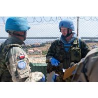 Un infirmier irlandais discute avec un médecin polonais pour la prise en charge d'un blessé à Nabatieh, au Sud-Liban.