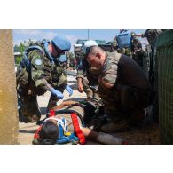 Un infirmier irlandais sangle un blessé sur une barquette pour une évacuation sanitaire à Nabatieh, au Sud-Liban.