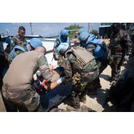 Des casques bleus français placent un bléssé sur un brancard pour une évacuation sanitaire à Nabatieh, au Sud-Liban.