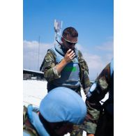 Un infirmier irlandais communique par talkie-walkie pour une évacuation sanitaire à Nabatieh, au Sud-Liban.