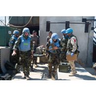 Des brancardiers irlandais évacuent un blessé à Nabatieh, au Sud-Liban.