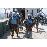 Des brancardiers irlandais évacuent un blessé à Nabatieh, au Sud-Liban.