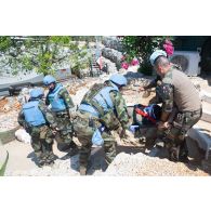 Des brancardiers irlandais évacuent un blessé à Nabatieh, au Sud-Liban.