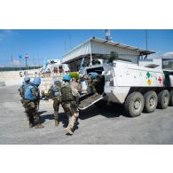 Des brancardiers irlandais évacuent un blessé à bord de leur blindé Mowag Piranha III-C à Nabatieh, au Sud-Liban.