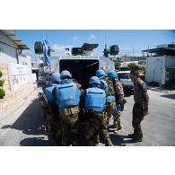 Des brancardiers irlandais évacuent un blessé à bord de leur blindé Mowag Piranha III-C à Nabatieh, au Sud-Liban.