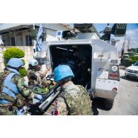 Des brancardiers irlandais évacuent un blessé à bord de leur blindé Mowag Piranha III-C à Nabatieh, au Sud-Liban.