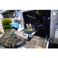 Un médecin polonais encadre l'évacuation un blessé à bord de leur blindé Mowag Piranha III-C à Nabatieh, au Sud-Liban.