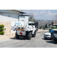 Un véhicule de l'avant blindé sanitaire (VAB SAN) stationne à l'entrée du camp de Nabatieh, au Sud-Liban.