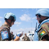 Un médecin français discute avec son homologue irlandais pour un exercice sanitaire sur le camp 2-45 Shamrock à Debl, au Sud-Liban.