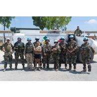 Portrait de groupe des équipes médicales française, irlandaise et polonaise participant à un exercice sanitaire sur le camp 2-45 Shamrock à Debl, au Sud-Liban.