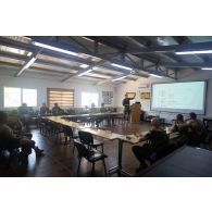 Un médecin irlandais dirige le débrifefing d'un exercice sanitaire sur le camp 2-45 Shamrock à Debl, au Sud-Liban.