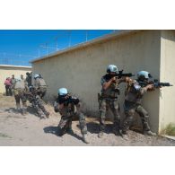 Des soldats du 1er régiment de spahis (RS) font une démonstration d'assaut avec évacuation de soldat blessé pour une formation à Tyr, au Liban.