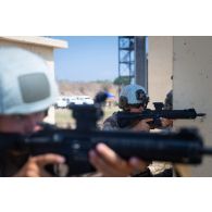 Des soldats du 1er régiment de spahis (RS) font une démonstration d'assaut pour une formation à Tyr, au Liban.