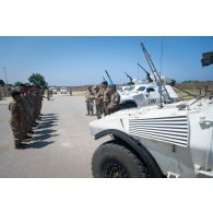 Un officier libanais remet une attestation de fin de formation à des stagiaires à Tyr, au Sud-Liban.